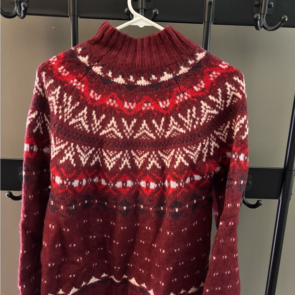 American Eagle Women's Red Patterned Sweater